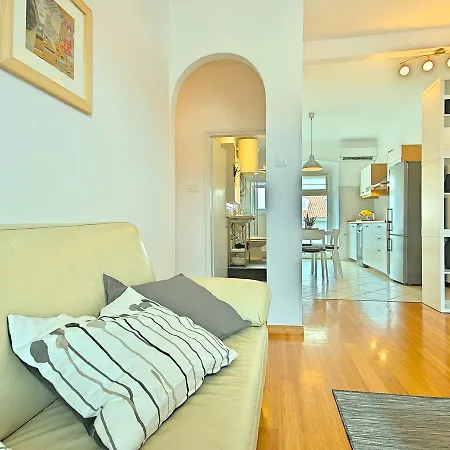 Charming Apartment In Porec Near Beach *
