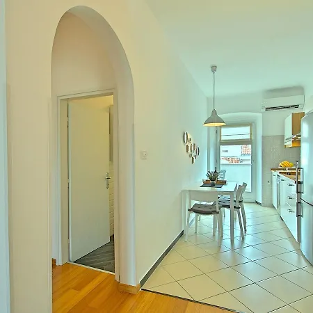 Charming Apartment In Porec Near Beach *