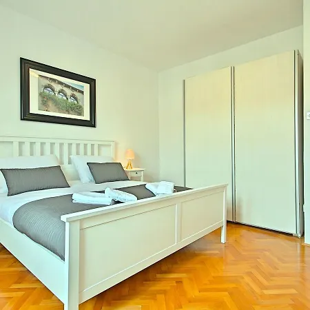 Charming Apartment In Porec Near Beach *