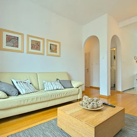 Lejlighed Charming Apartment In Porec Near Beach